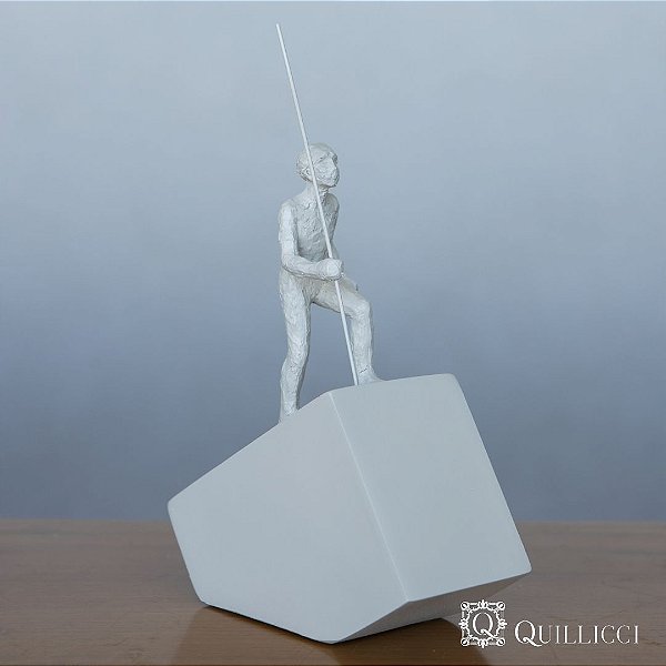 ESCULTURA DE HOMEM COM VARA DE POLIRRESINA P