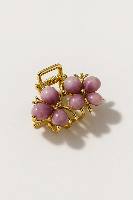 Presilha com flores em tons de roxo