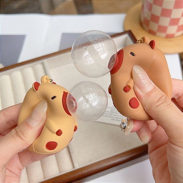 Chaveiro Capivara De Borracha Com Chiclete De Bola