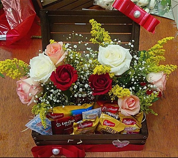 Baú de Cafe da manhã com arranjo de rosas