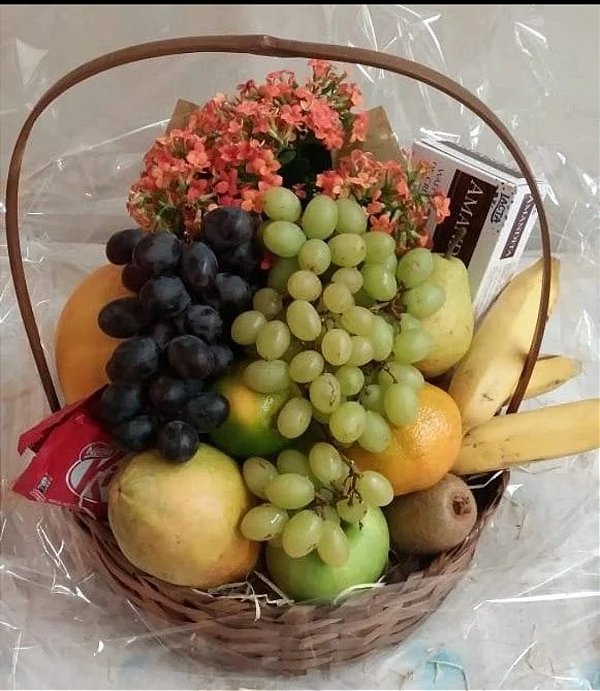 Cesta recheada de frutas