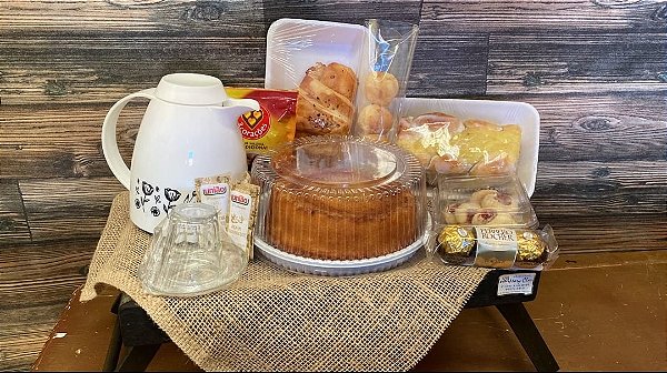 Cesta de café da manhã na bandeja