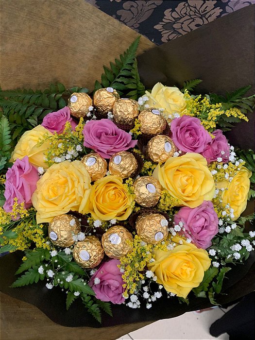 Ramalhete de rosas coloridas e Ferrero Rocher