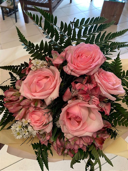 Arranjo de Rosas com Astromelia