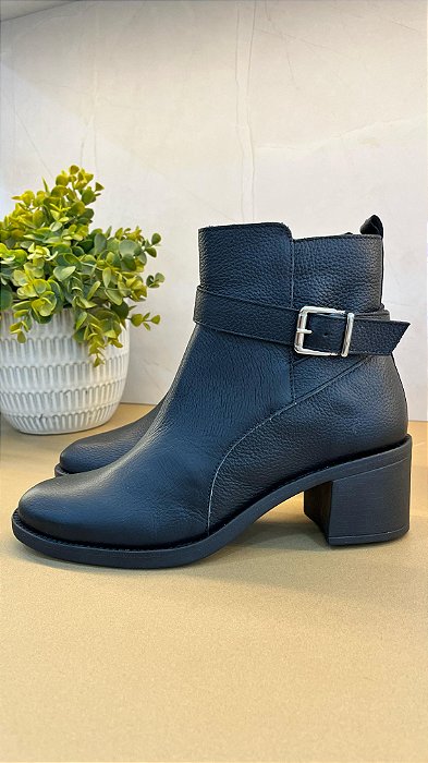 Bota Feminina Preta Cano Curto em Couro com Fivela Lateral Lialine