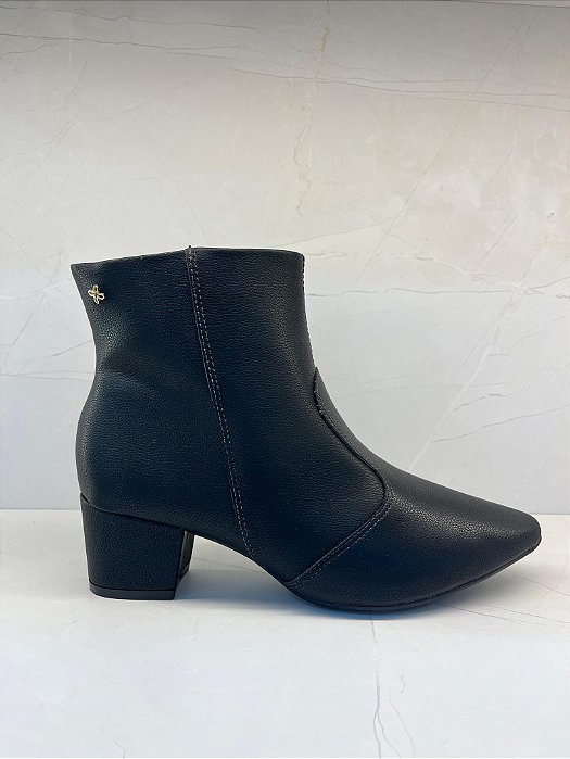 Bota Softli Preta de Cano Curto com Salto Baixo e Bico Fino