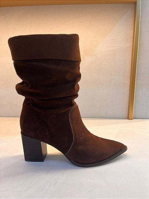 Bota Slouchy Lialine em Couro Camurça Equino Marrom Cano Médio Salto Bloco