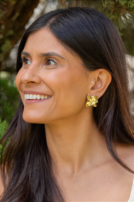 Brinco quadrado texturado