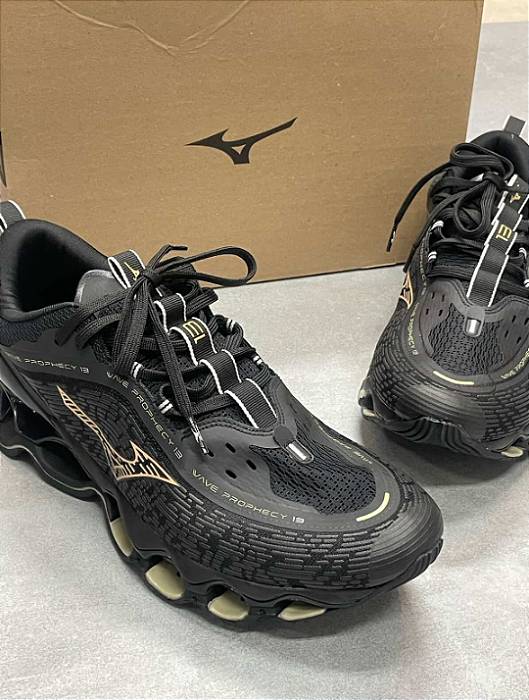 Tênis Mizuno Prophecy 13 Preto e Dourado - TM001