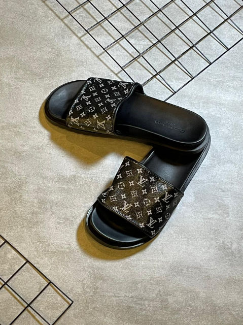 Chinelo Louis Vuitton Preto - CHS012