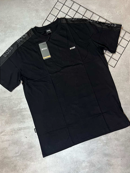 Camiseta Peruana Hugo Boss Preto | Detalhe Manga - CP030
