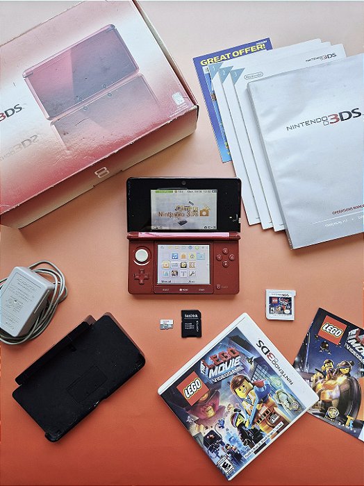 Nintendo 3DS Vermelho Completo na Caixa Original + Cartão SD 32GB Cheio de Jogos + Jogo LEGO The Movie Videogame