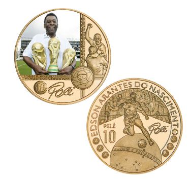 Moeda Pelé Dourada / Colorida com Imagem colorida das 3 taças conquistadas pela Seleção - World Cup