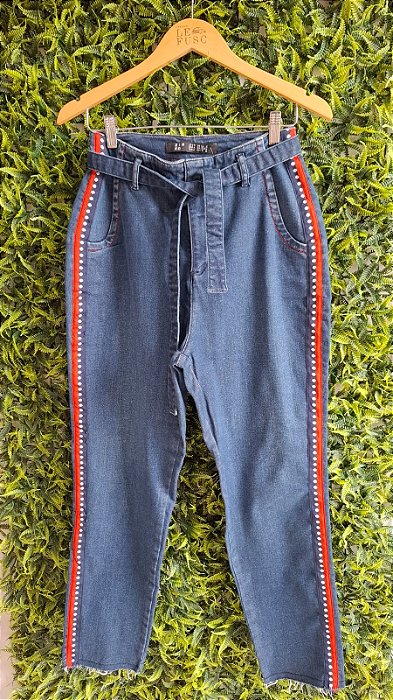 CALÇA JEANS ZINCO  DETALHES VERMELHO NAS LATERAIS    40