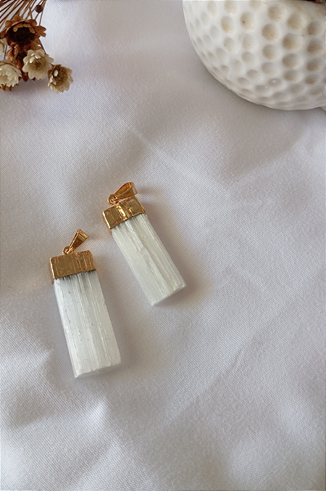 Pingente de Selenita com banho dourado – Limpeza Espiritual, Paz e Conexão Superior