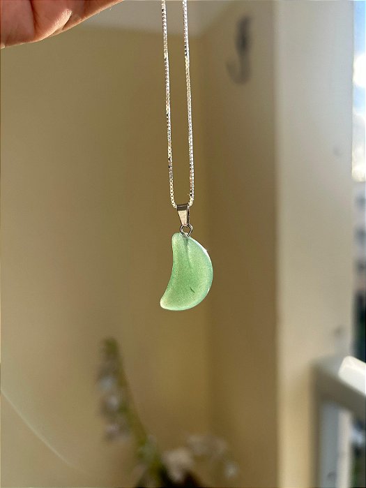 🌙 Pingente Lua de Quartzo Verde – Cura, Equilíbrio e Esperança