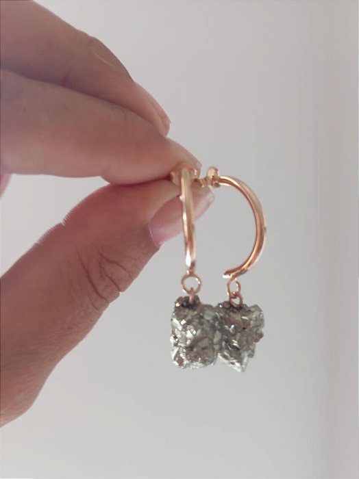 Brinco meia argola de Pirita - Prosperidade, Proteção e Poder Pessoal