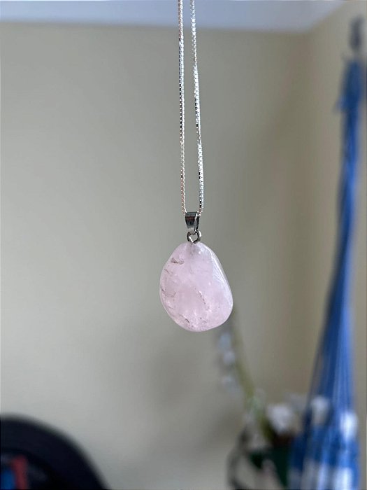 Pingente rolado de Quartzo Rosa – Amor Próprio, Gratidão e Relacionamento