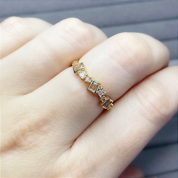 Anel Prisma Dourado Cravejado