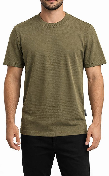 Camiseta masculina gola extra larga bandeirinha na lateral