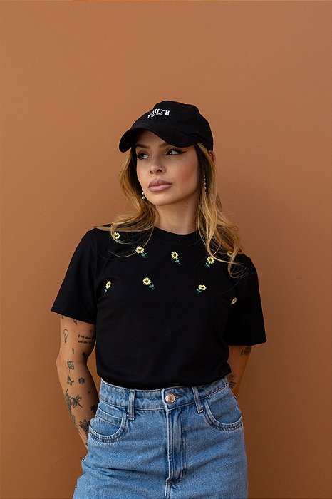 Tshirt Bordada Girassóis Preta Algodão