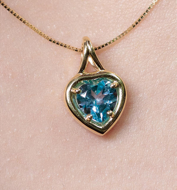 PINGENTE CORAÇÃO COM TOPAZIO AZUL EM OURO 18K