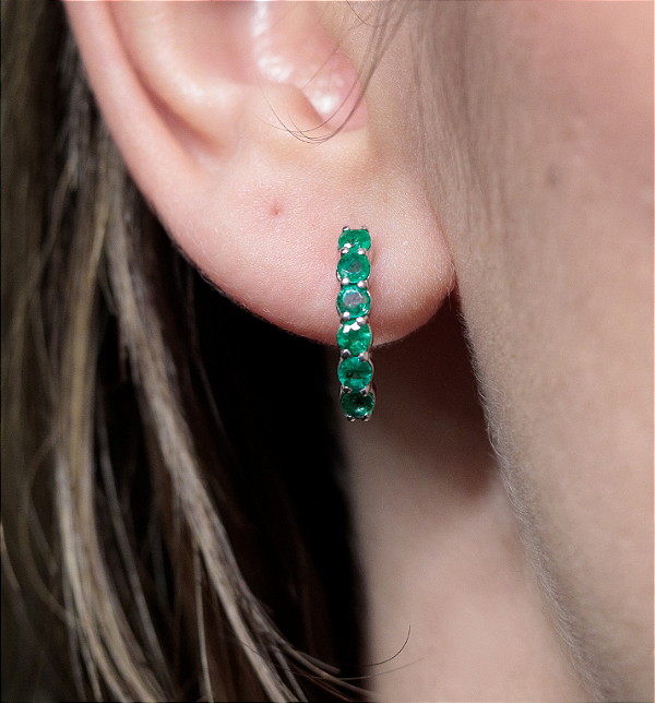 BRINCO ARGOLAS VERENA EM OURO BRANCO 18K COM ESMERALDAS