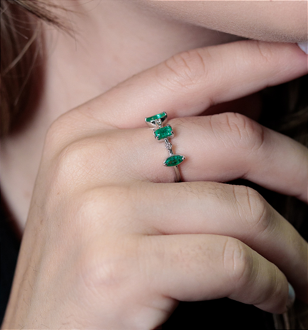 ANEL VERENA OURO 18K, DIAMANTES E ESMERALDAS