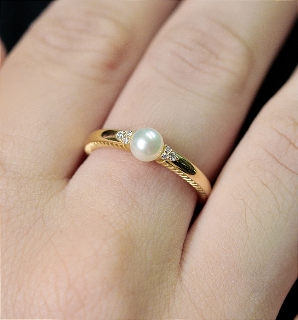 ANEL OURO 18K 6 BRITS ,040 PONTOS 1 PEROLA 5X5,5