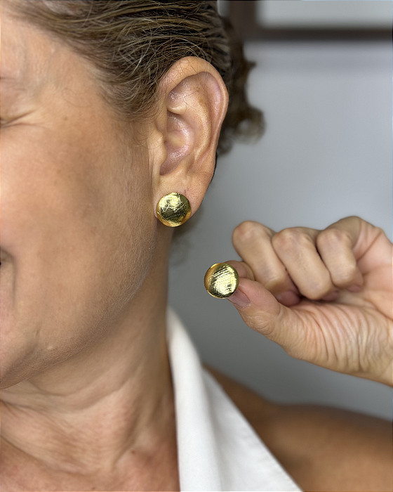 Brinco Botão Liso Fosco banhado em ouro 18k