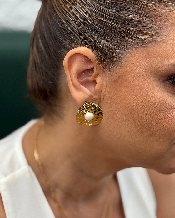 Brinco Orgânico Esmaltado Off White Banho Ouro 18k