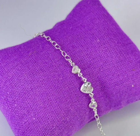 Pulseira correntinha três corações cristais banhada a prata