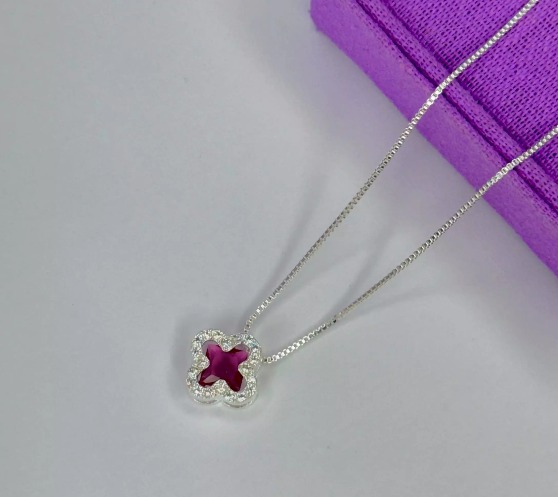 Colar trevo rosa fucsia + borda cravejada banhada a prata