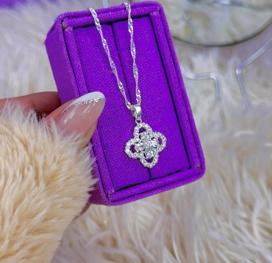 Colar trevo cristal luxuoso cravejado banhado a prata