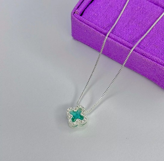 Colar trevo Esmeralda + Borda cravejada banhada a prata