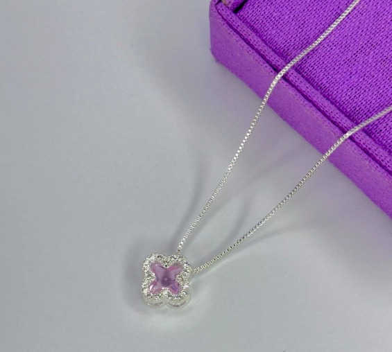 Colar trevo rosa + borda cravejada banhada a prata