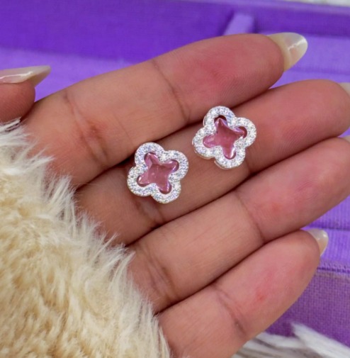 Brinco trevo rosa + borda cravejada banhada a prata