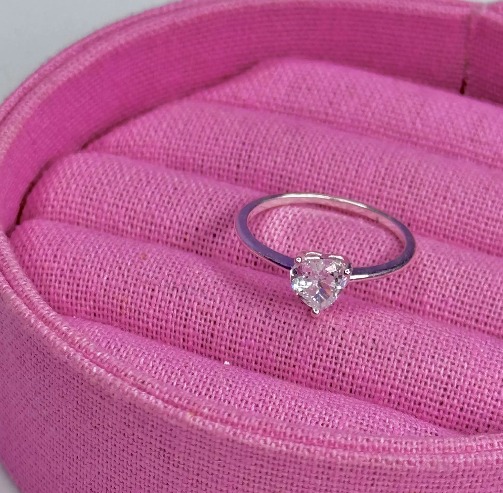 Anel solitário coração cristal banhada a prata - Tamanho 16/17