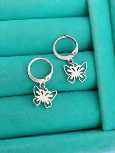 Brinco Argolinhas Borboleta com Detalhes Vazados em Aço Inoxidável