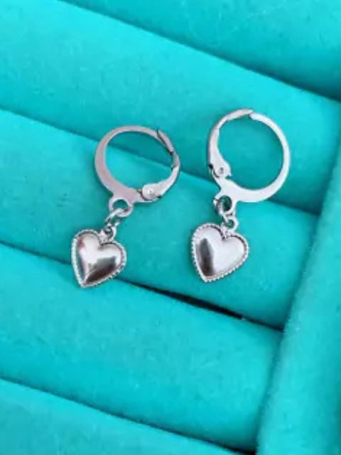 Brinco Argolinhas Coração Borda Pontilhada em  Aço Inoxidável