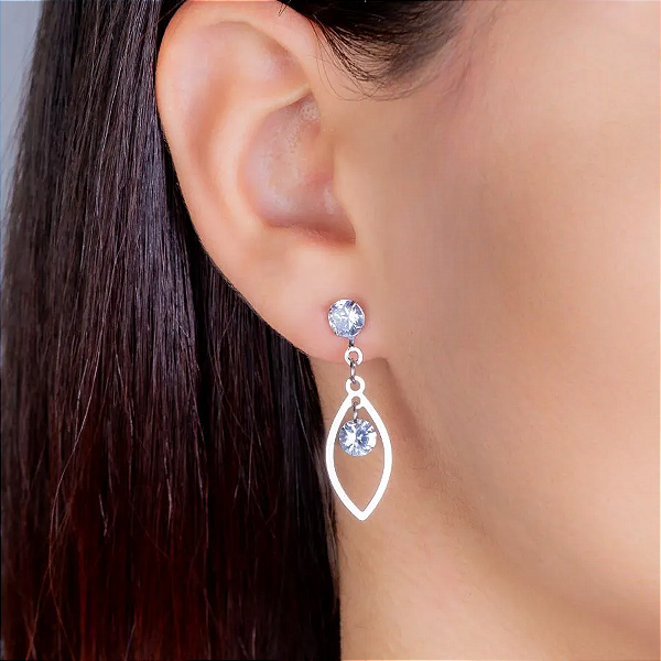 Brinco Oval Duas Zircônia em Aço Inoxidável