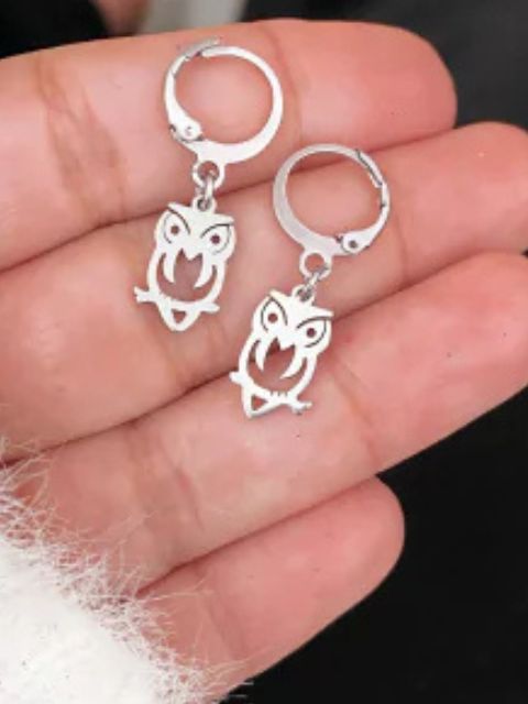 Brinco Argolinhas com Detalhes de Coruja em Aço Inoxidável