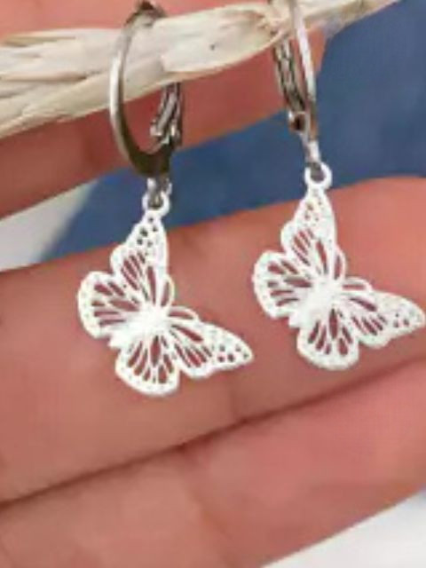 Brinco Argolinhas Borboleta Delicadamente Vazadas em Aço Inoxidável