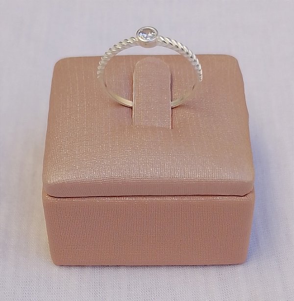 Anel solitário aro torcido com Zircônia