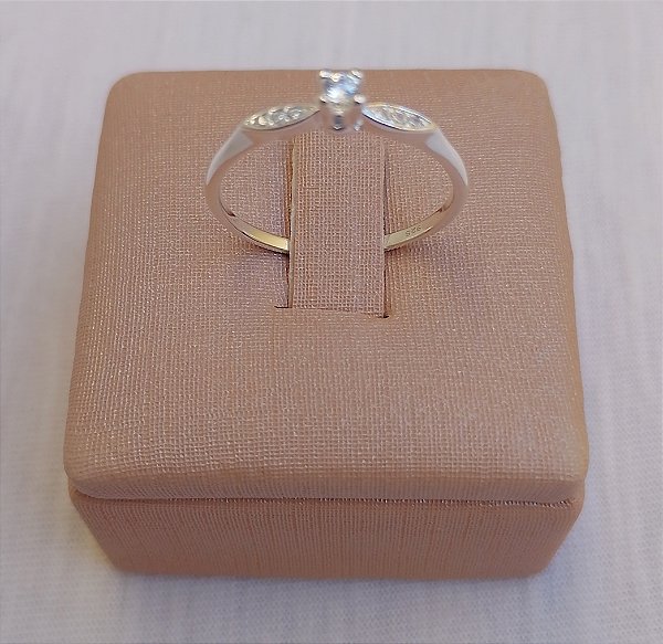 Anel Cravejado Ponto de Luz em Prata 925