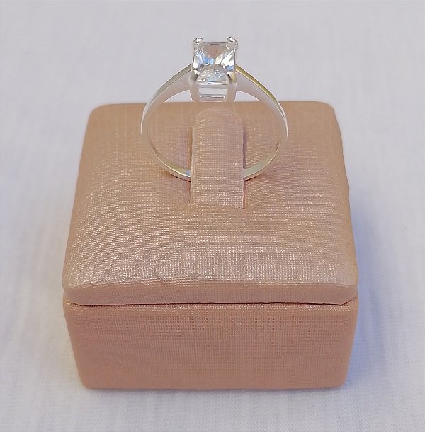 Anel Solitário Retangular Cristal Branco