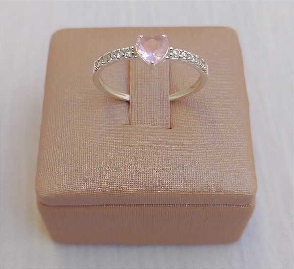 Anel Solitário meia Aliança com Cristal Rosa