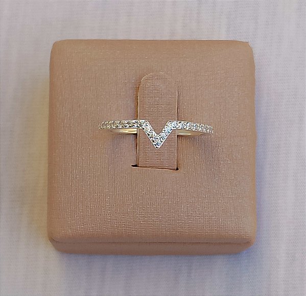 Anel Meia Aliança em V Cravejado