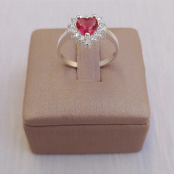 Anel com Cravejado em Zircônia Branca e Coração Vermelho