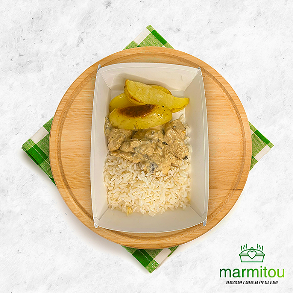 Marmita de Estrogonofe de frango com batatas rústicas